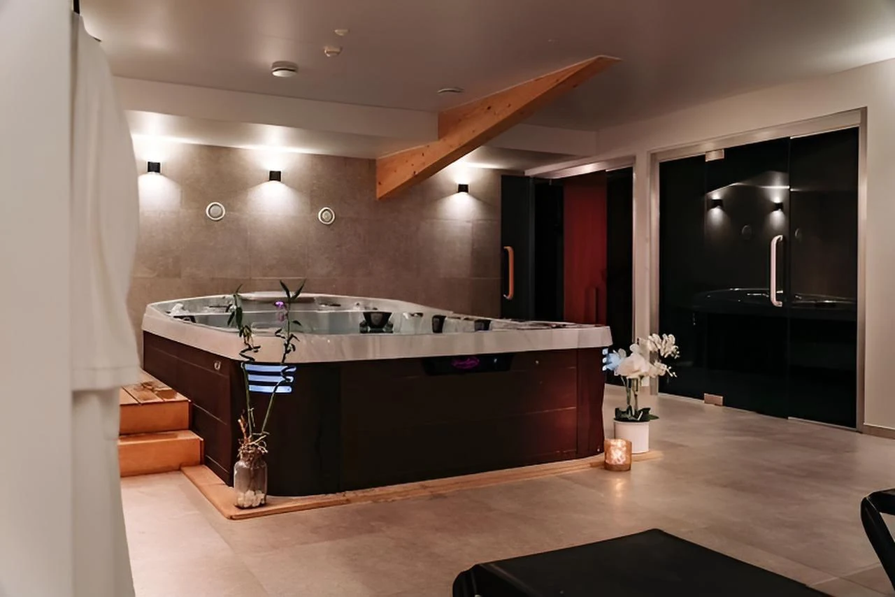 Jacuzzi et espace détente du spa privatif Thermes de Noirmont