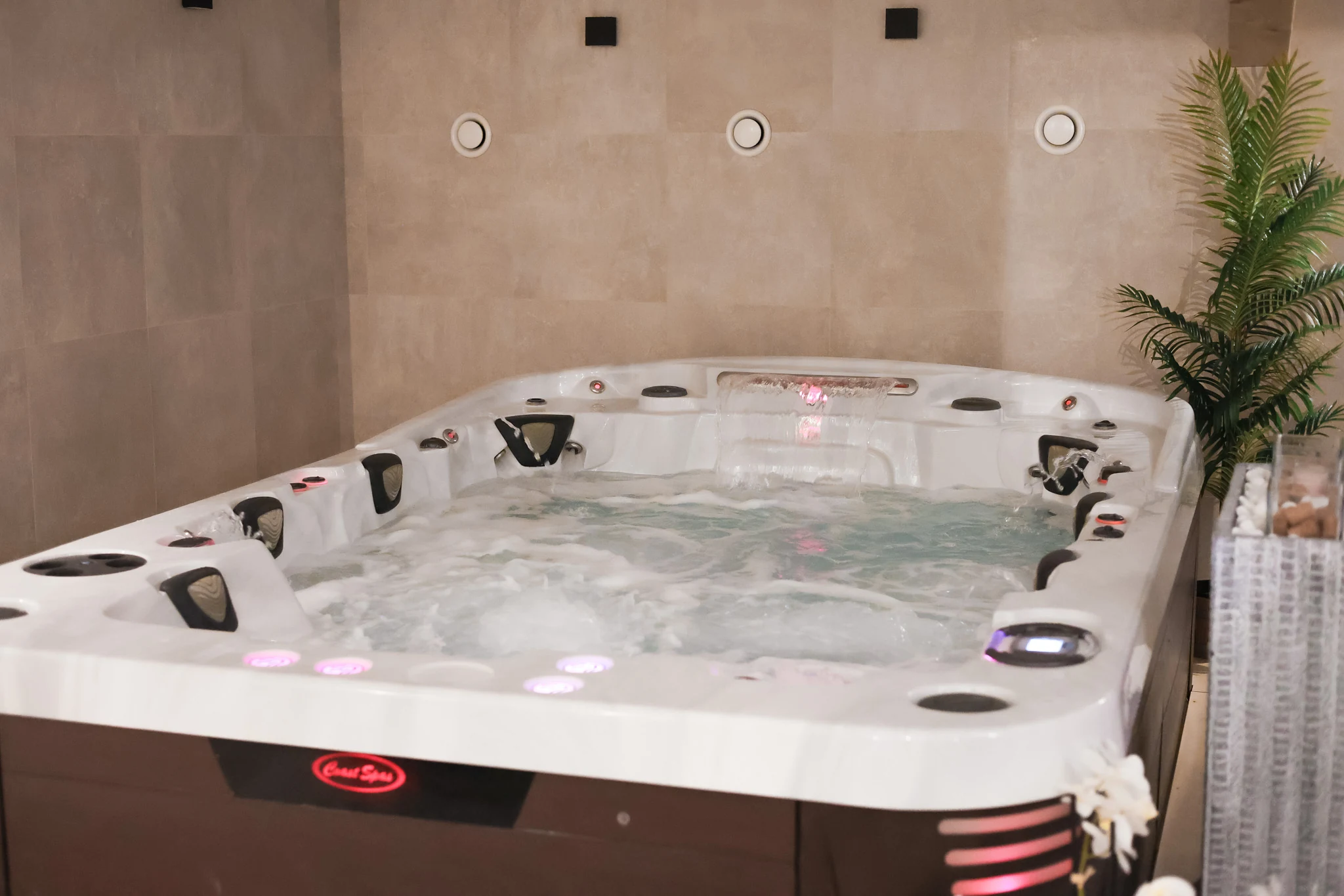 Jacuzzi et espace détente du spa privatif Thermes de Noirmont